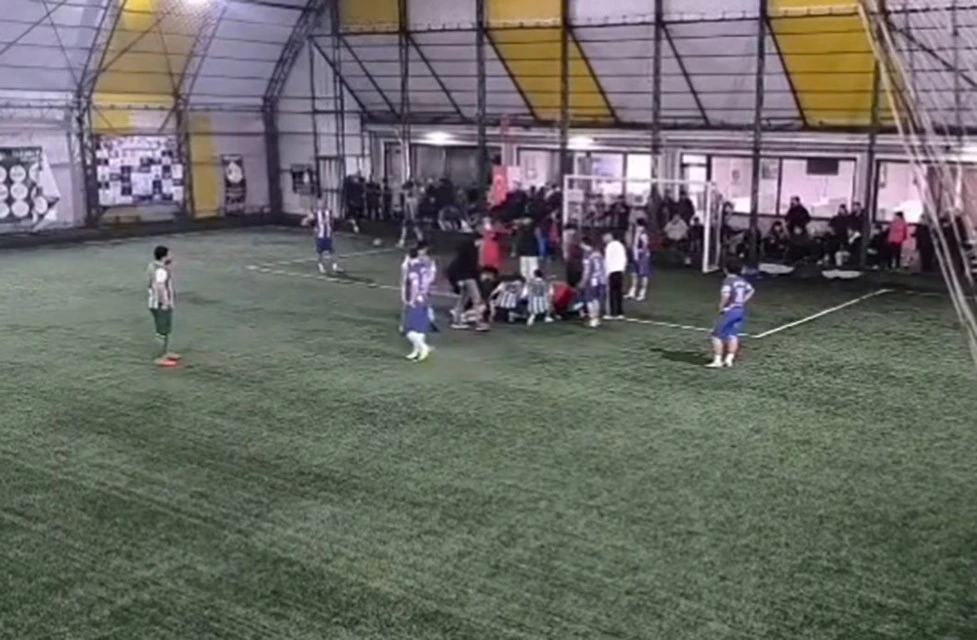 Sahada y&uuml;rekler ağza geldi: Futbolcunun dili boğazına ka&ccedil;tı, hakem saniyelerle kurtardı
