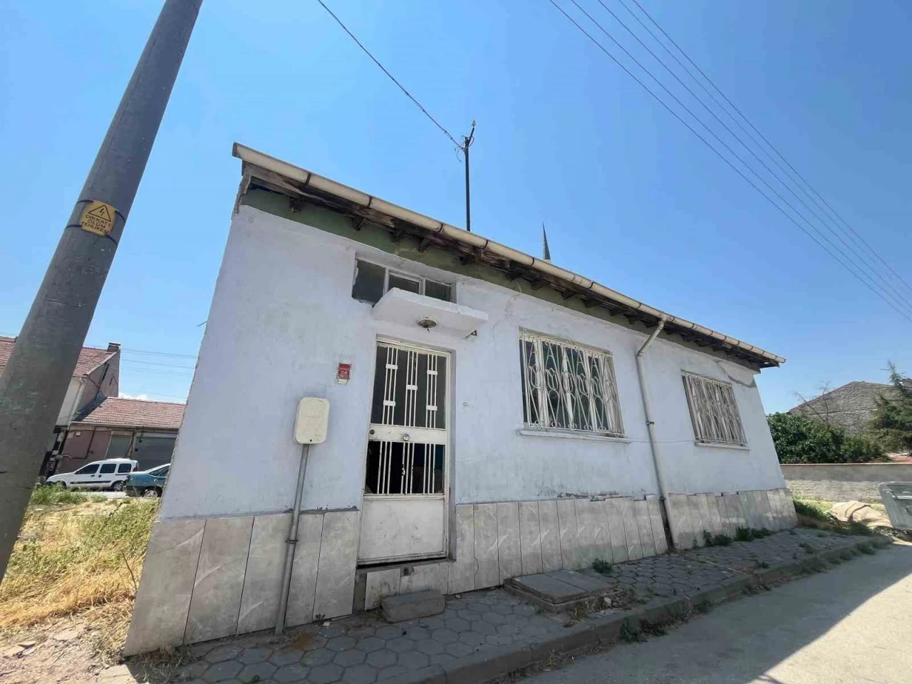 Sahibi vefat eden eve levye ile girip yerleştiler
