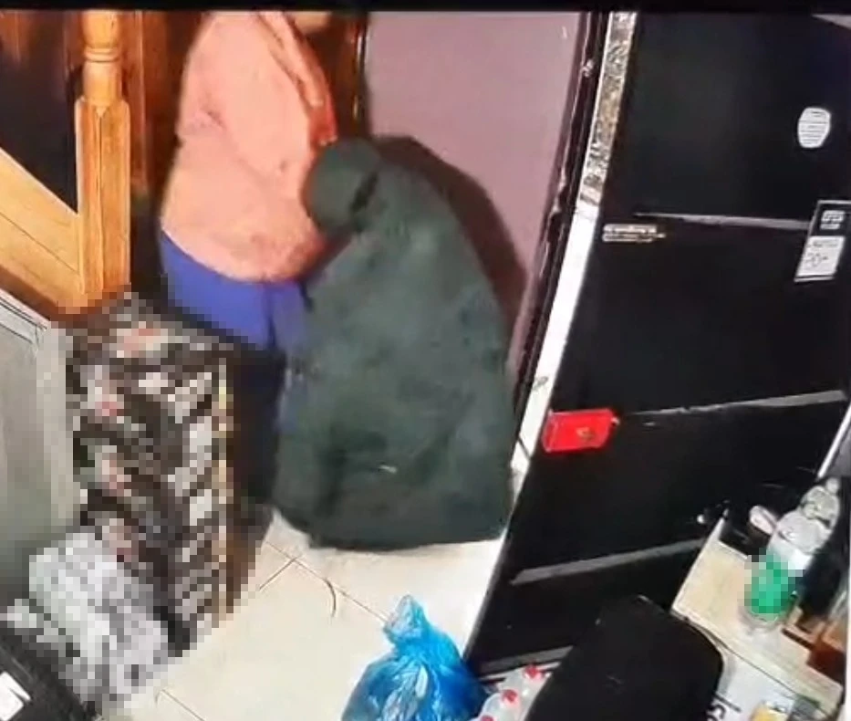 Sahibiyle samimiyet kurduğu iş yerinden &ouml;nce &ccedil;&ouml;pleri, sonra 250 karton sigarayı &ccedil;ıkarttı
