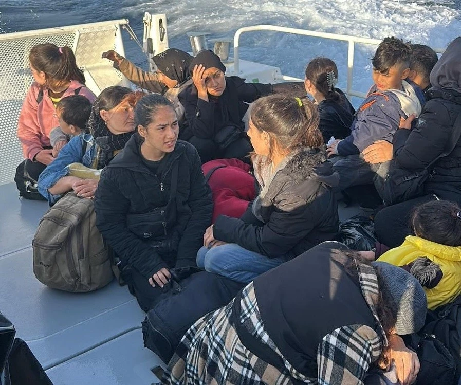Sahil Güvenlik, geri itilen 16’sı çocuk 53 göçmeni kurtardı

