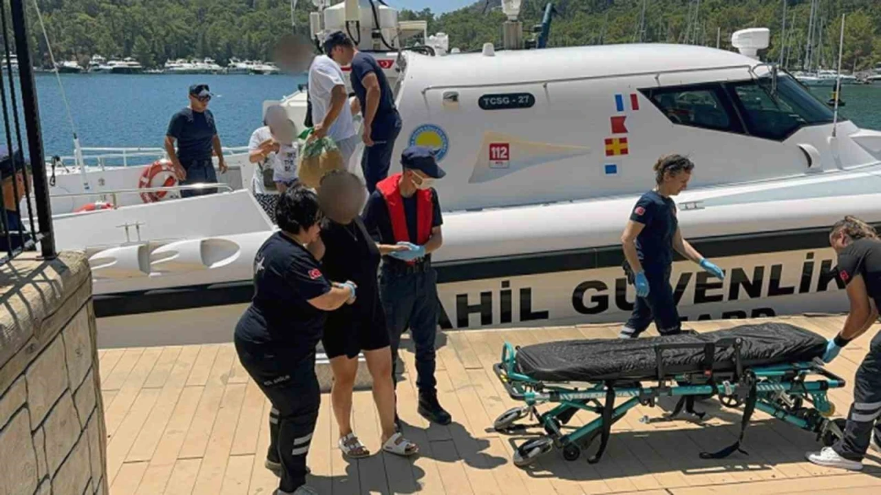 Sahil G&uuml;venlik, gezi teknesi ve ticari yattan iki kişiyi tıbbi tahliye ger&ccedil;ekleştirdi
