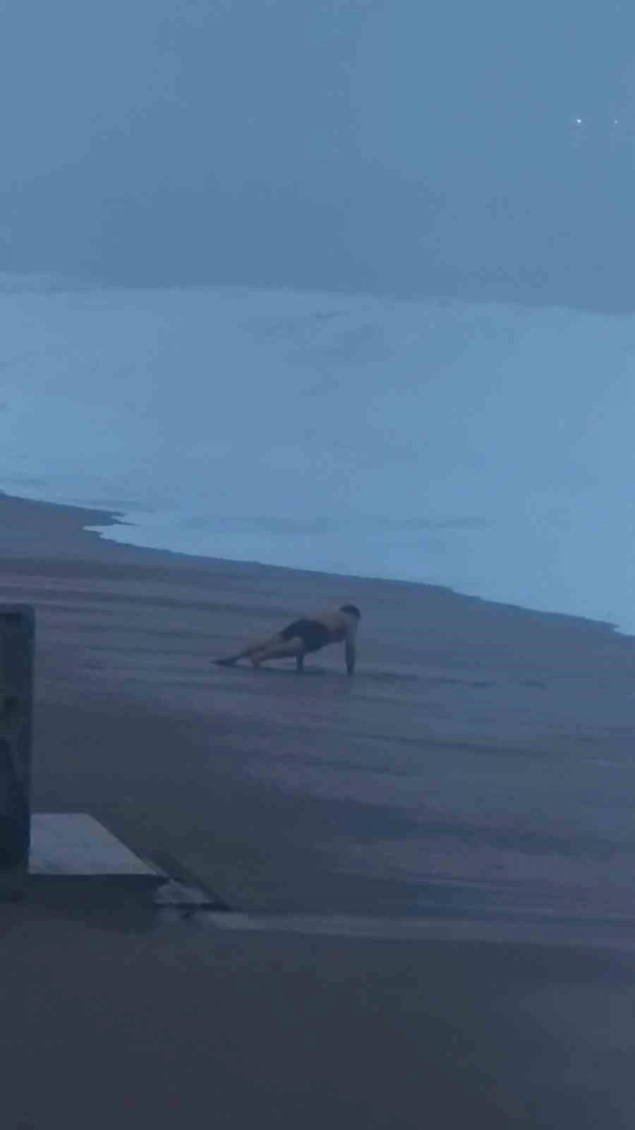 Sahilde şınav &ccedil;ekti, 2 metrelik dalgaları g&ouml;r&uuml;nce koşarak ka&ccedil;tı
