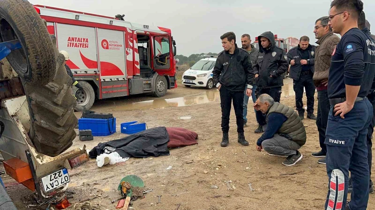 Sahilde trakt&ouml;r&uuml;n altında kalan 2 gen&ccedil;ten biri hayatını kaybetti
