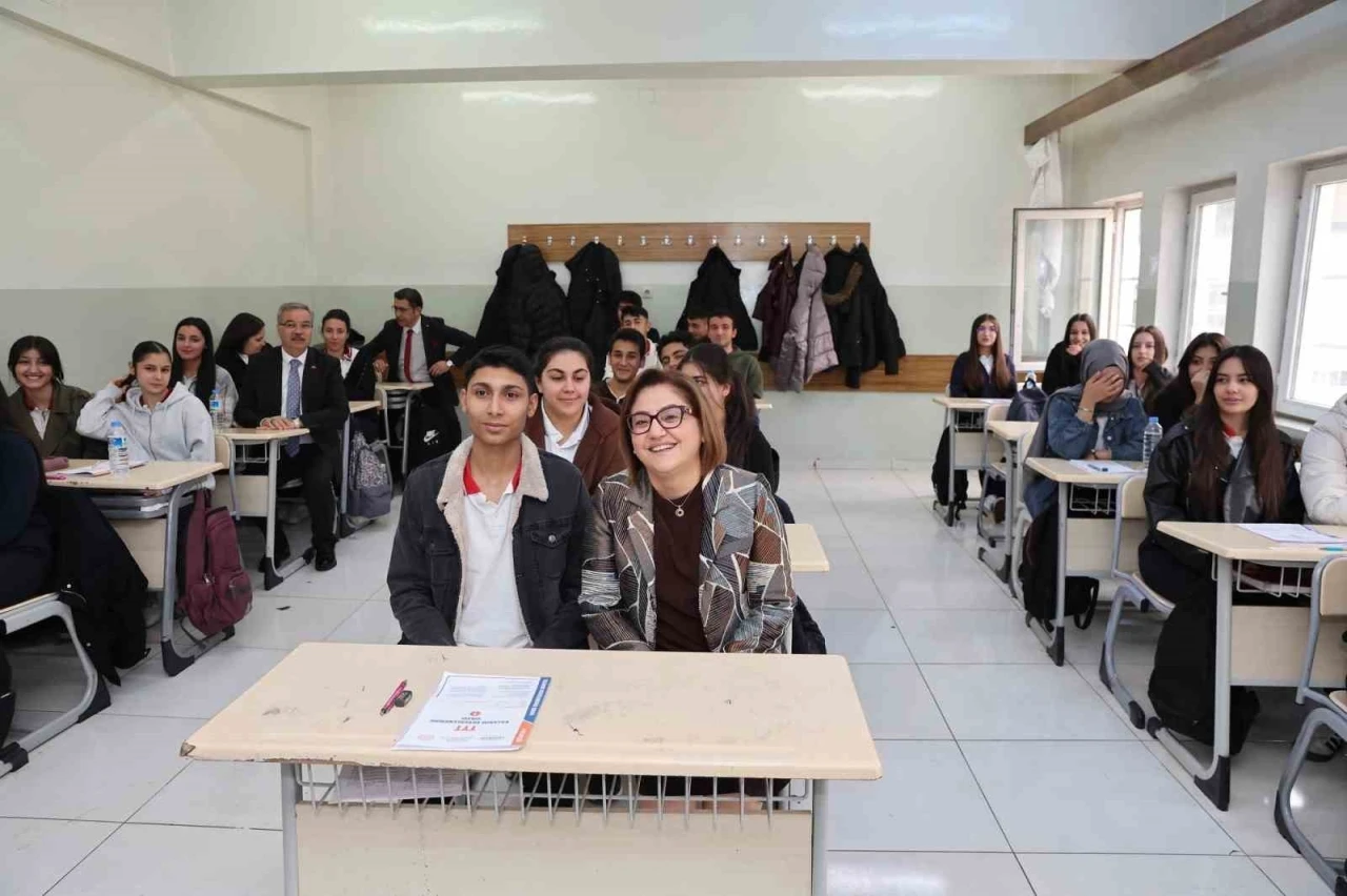 Şahin, bu yılın ilk deneme sınavında öğrencilerle bir araya geldi
