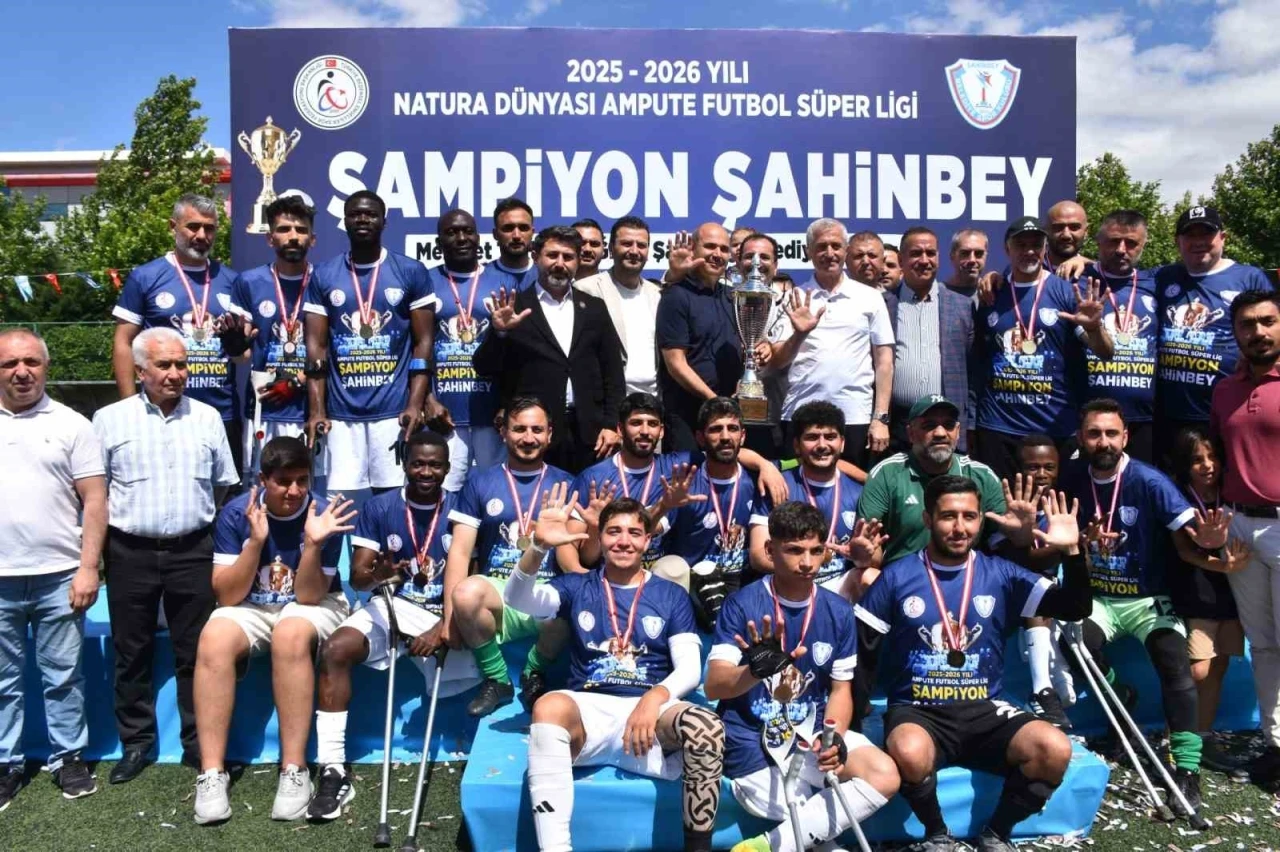 Şahinbey Ampute Futbol Takımı şampiyonluk kupasını kaldırdı
