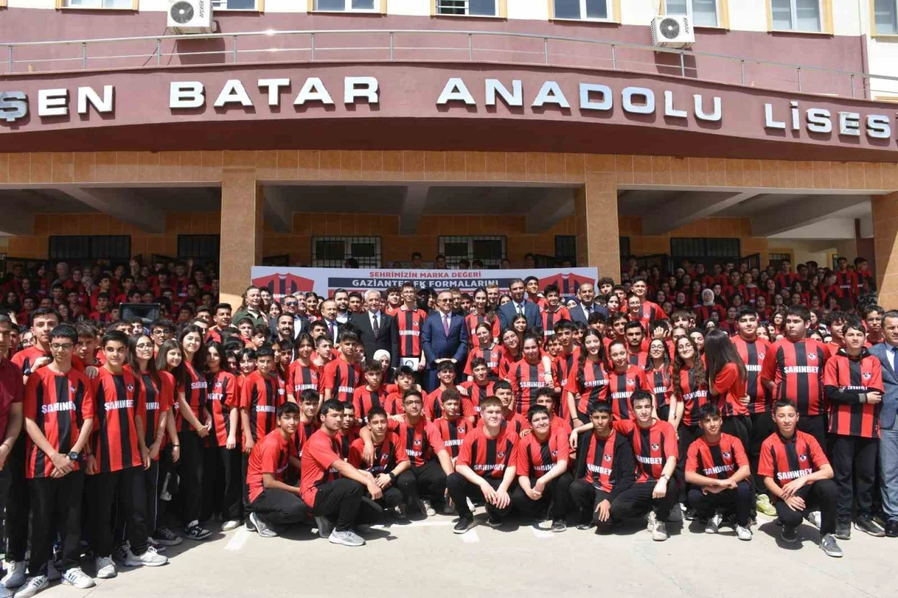 Şahinbey Belediyesi’nden, 160 bin öğrenciye Gaziantep FK forması
