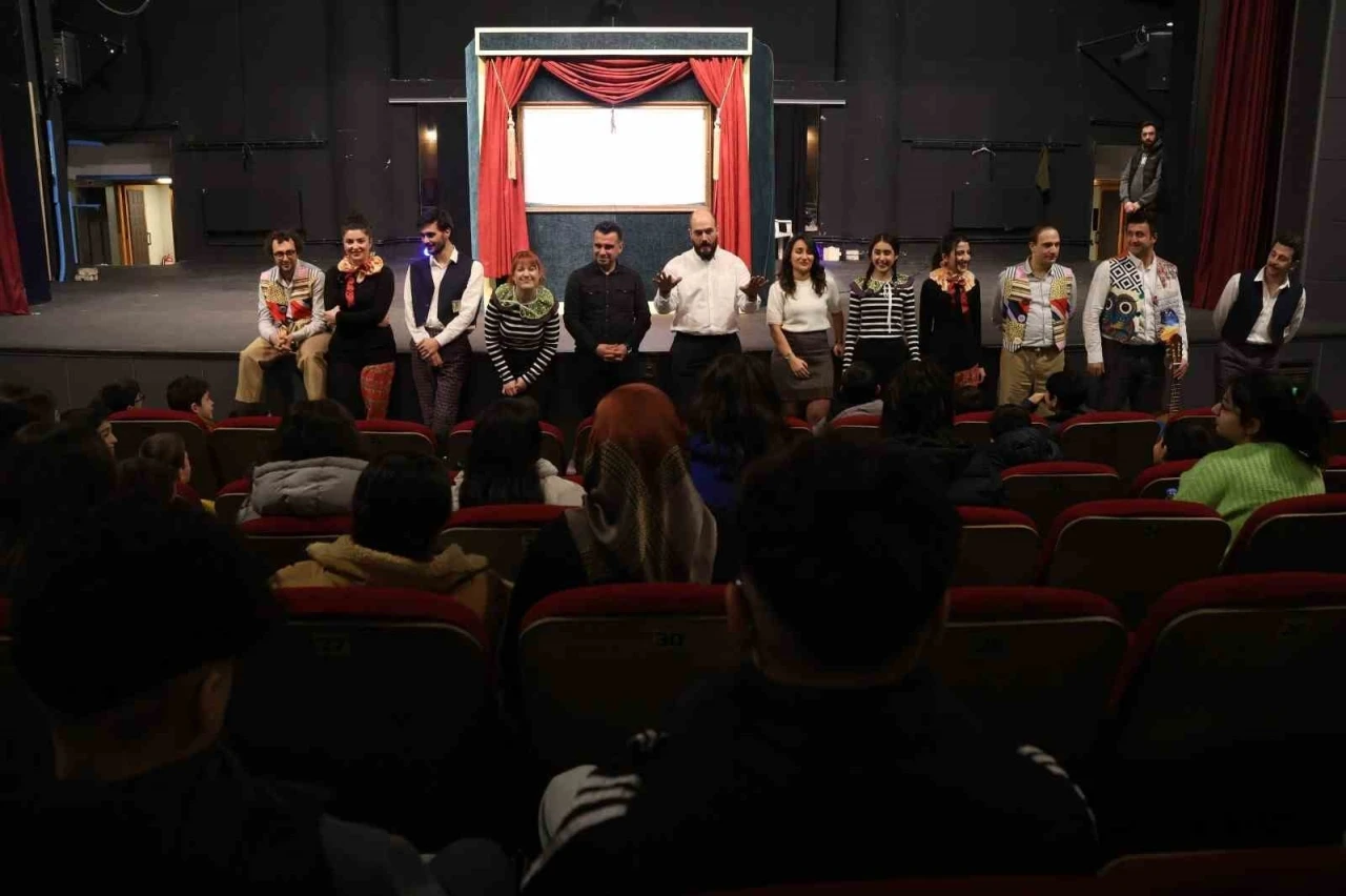 Sahneye renk geldi projesi ile &ccedil;ocuklar sanatla buluştu
