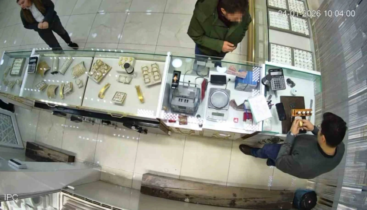 Sahte bilezikleri verip pazarlıkla fazla altın almak isterken yakalandı
