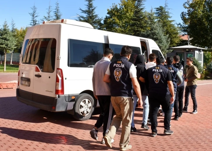 Sahte ilanla otomobil dolandırıcılığı yapan 4 ş&uuml;pheli tutuklandı
