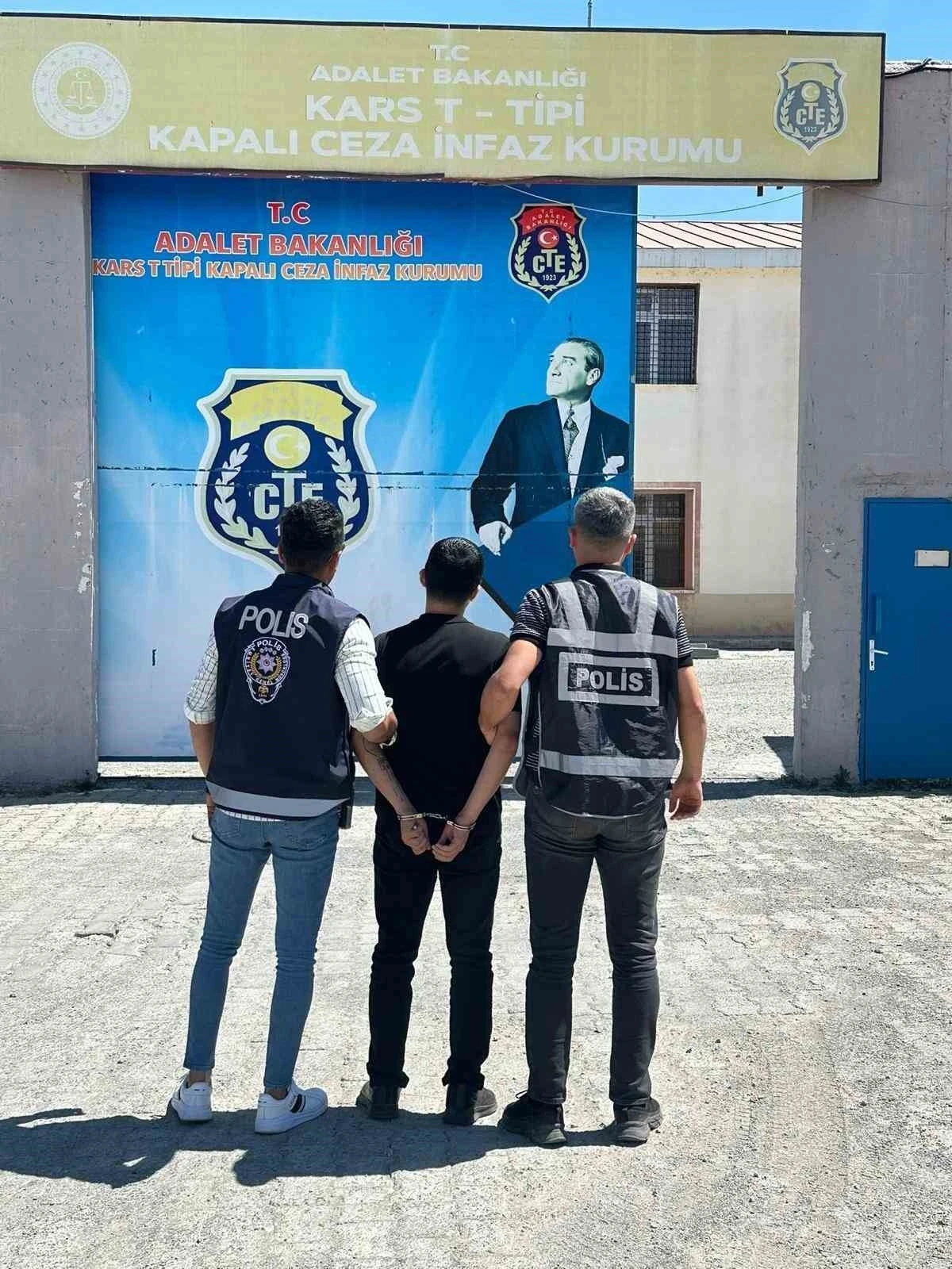 Sahte kimlikle Gürcistan’a kaçacaktı Kars’ta yakalandı
