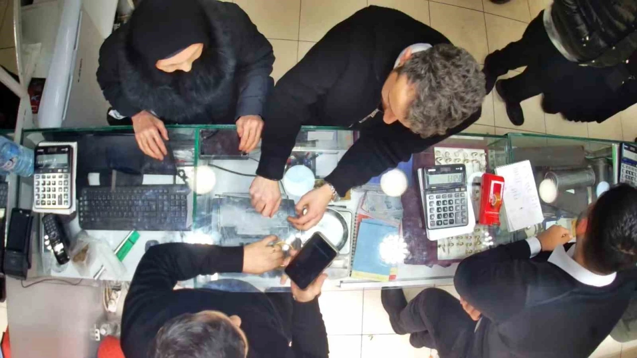 Sahte polislerin dolandırıcılık girişimini ger&ccedil;ek polisler bozdu
