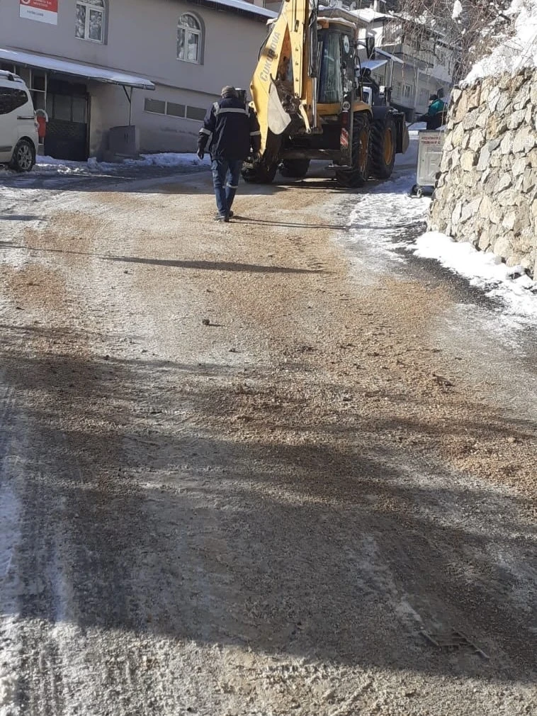 Saimbeyli&rsquo;de karla m&uuml;cadele aralıksız s&uuml;r&uuml;yor
