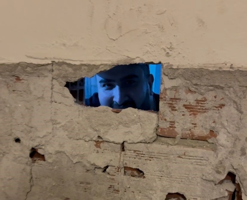 Şaka gibi olay komedyenin başına geldi: Duvarı kırıldı tamirci göründü
