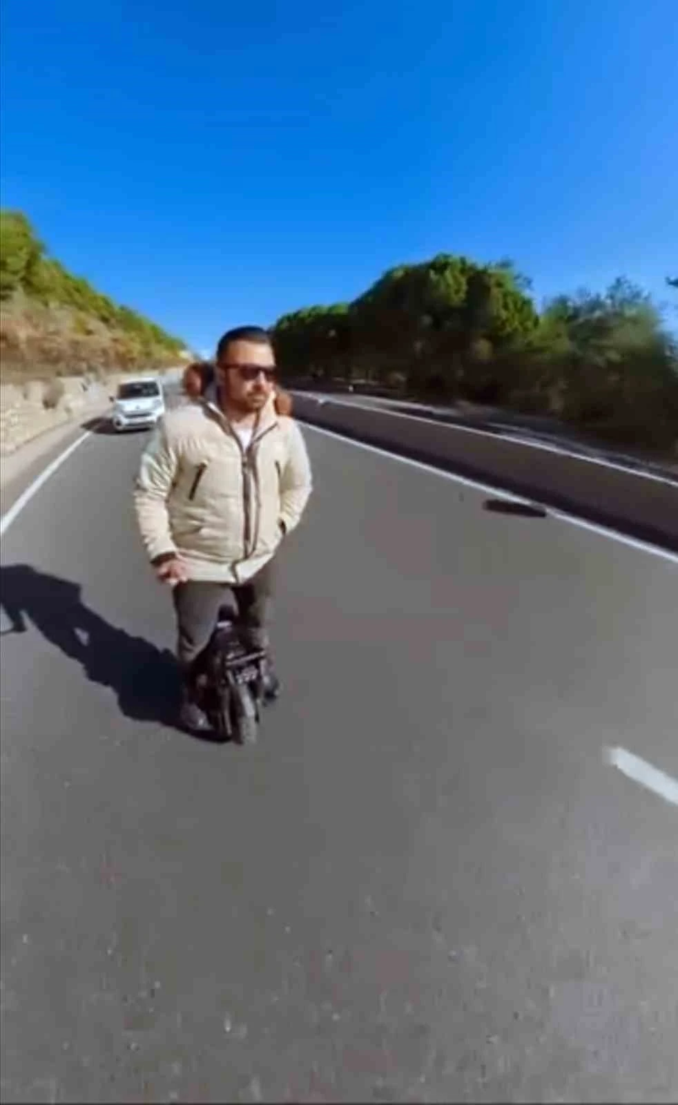 Sakar rampasında tek teker Scooter ile tehlikeli yolculuk
