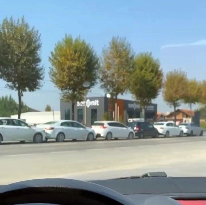 Sakarya&rsquo;da 6 ara&ccedil;lı zincirleme trafik kazası
