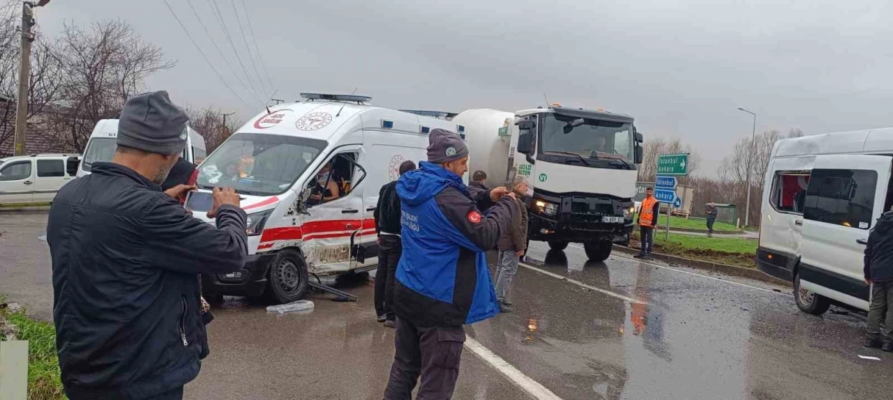 Sakarya&rsquo;da ambulans ile iş&ccedil;i servisi &ccedil;arpıştı: 11 yaralı
