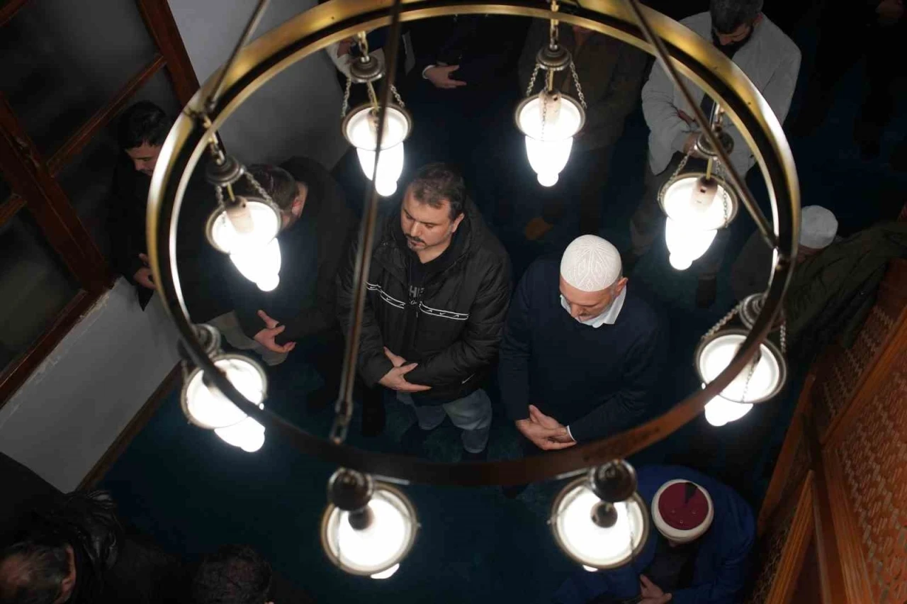 Sakarya&rsquo;da Berat Kandili&rsquo;nde vatandaşlar camileri doldurdu
