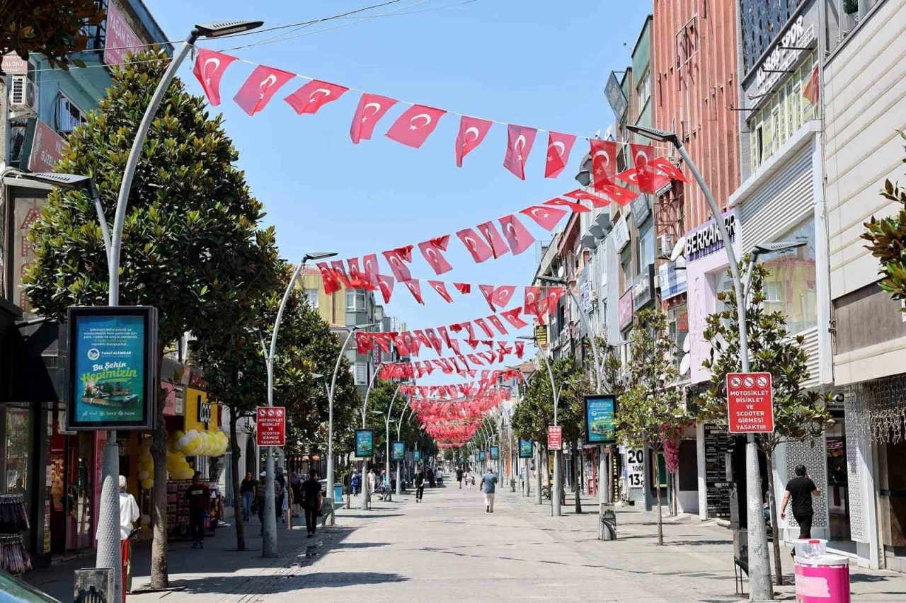 Sakarya’da cadde ve sokaklar ay-yıldızlı bayraklarla donatıldı
