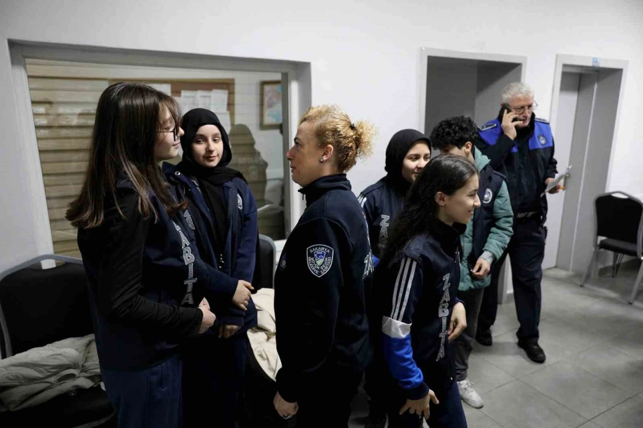 Sakarya’da çocuk zabıtalar sahaya indi: Tek tek kontrol edip uyardılar
