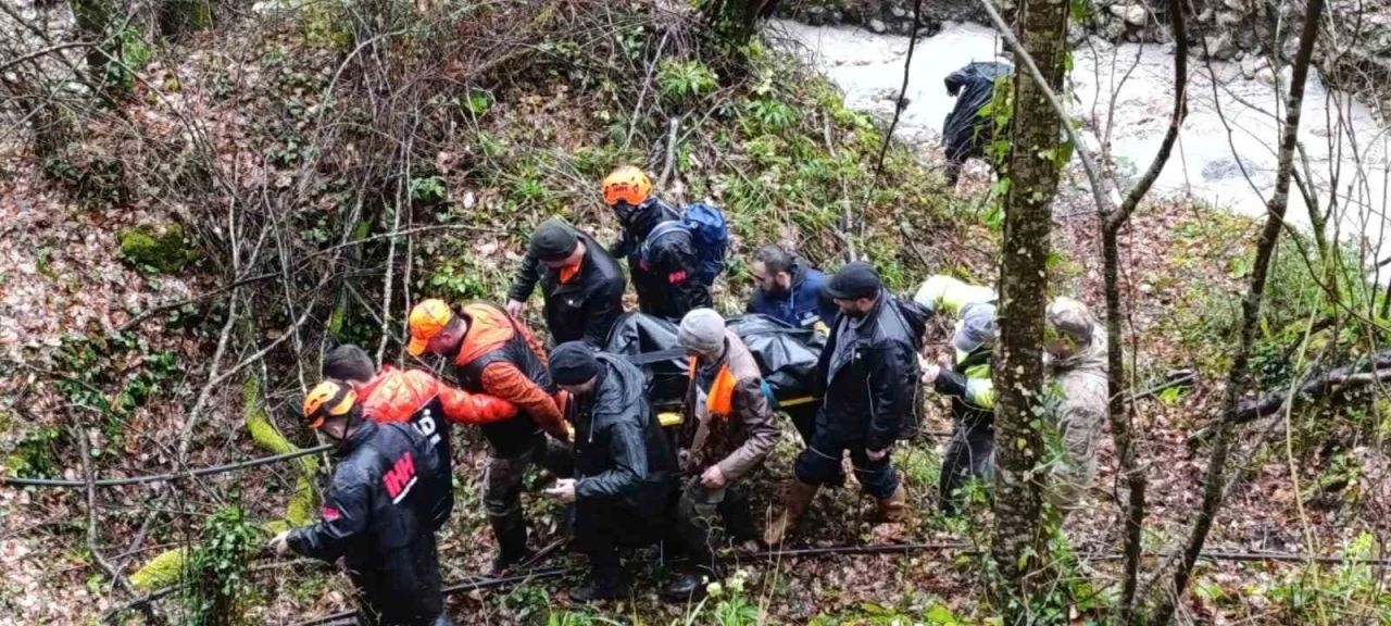 Sakarya&rsquo;da iki g&uuml;nd&uuml;r haber alınamayan vatandaşın cansız bedeni zorlu araziden &ccedil;ıkartıldı
