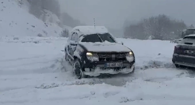 Sakarya&rsquo;da kar mesaisi: Kimi yolda kaldı, kimi keyfini &ccedil;ıkardı
