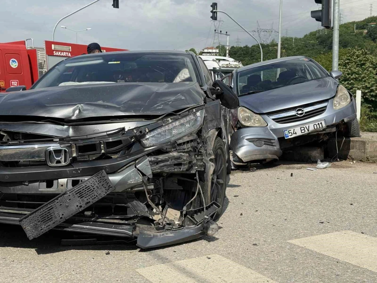 Sakarya’da otomobiller çarpıştı: 4 yaralı
