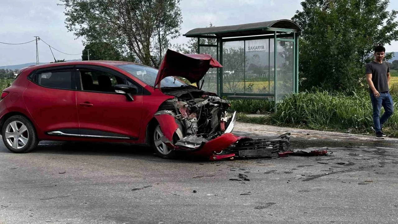 Sakarya’da otomobiller kafa kafaya çarpıştı: Kazada yaralana