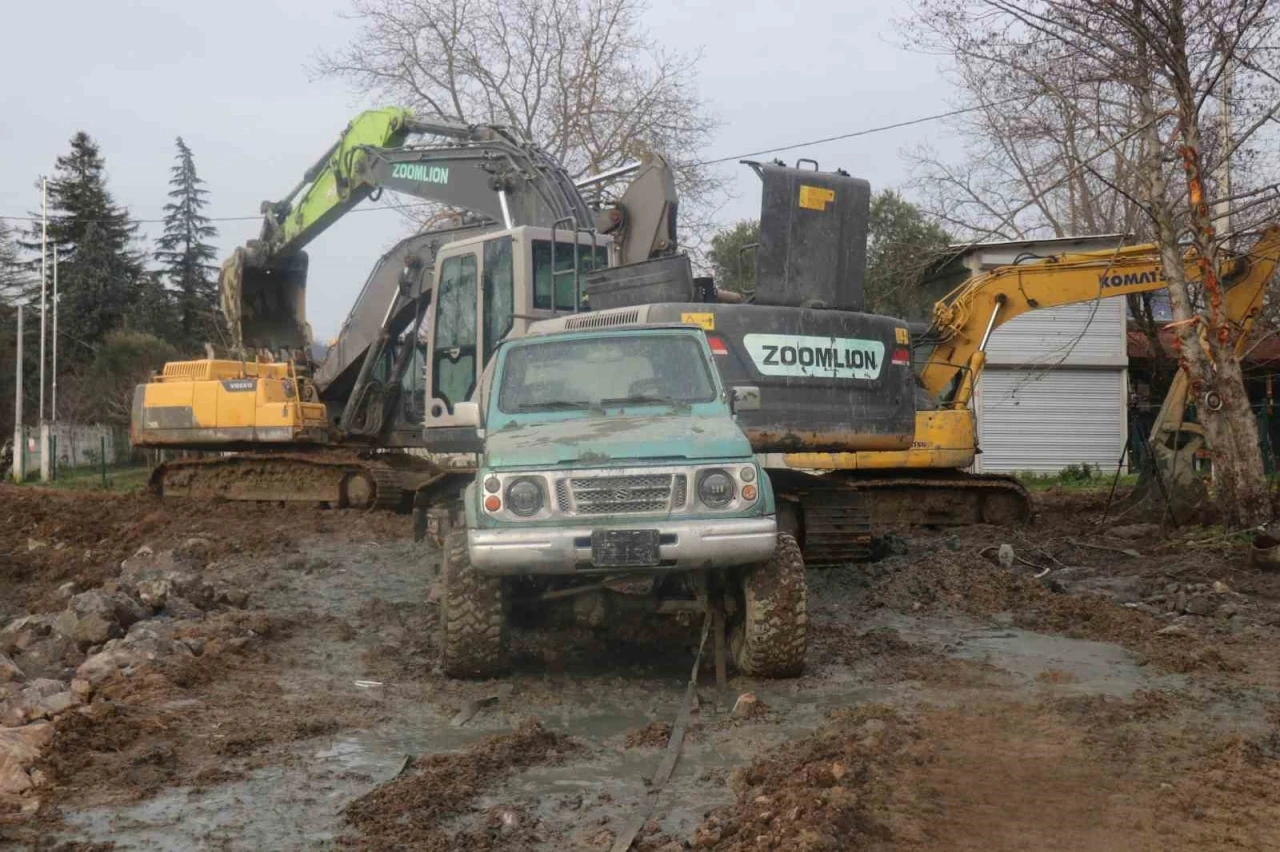 Sakarya&rsquo;da "fıkra gibi olay: Kurtarmaya gelen de battı
