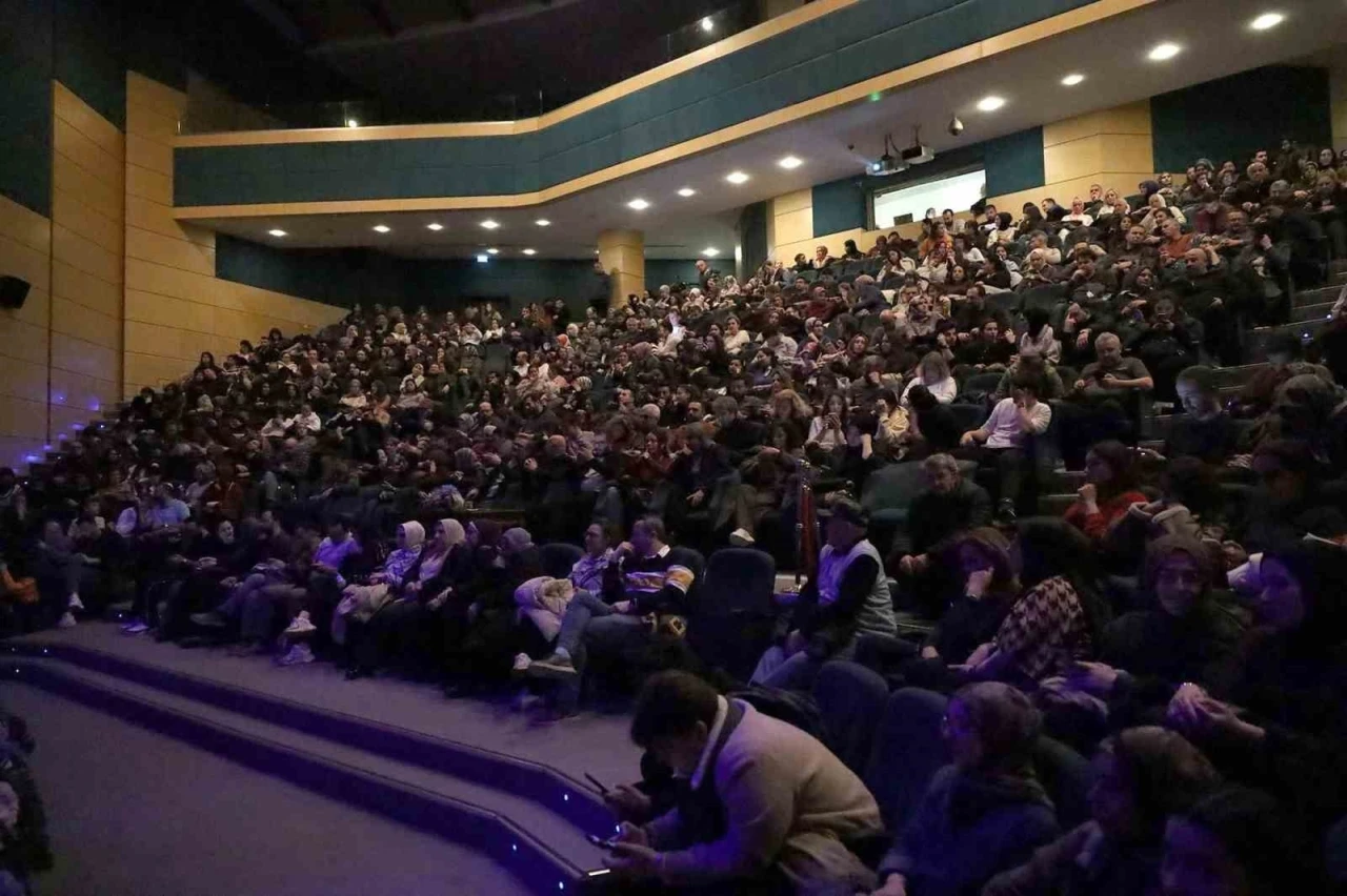 Sakarya&rsquo;da "G&uuml;ne Bakan Cam Kırıkları" oyunu sahnelendi
