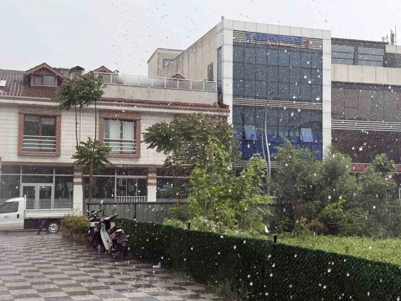 Sakarya’da sağanak, dolu ve fırtına aynı anda etkili oldu
