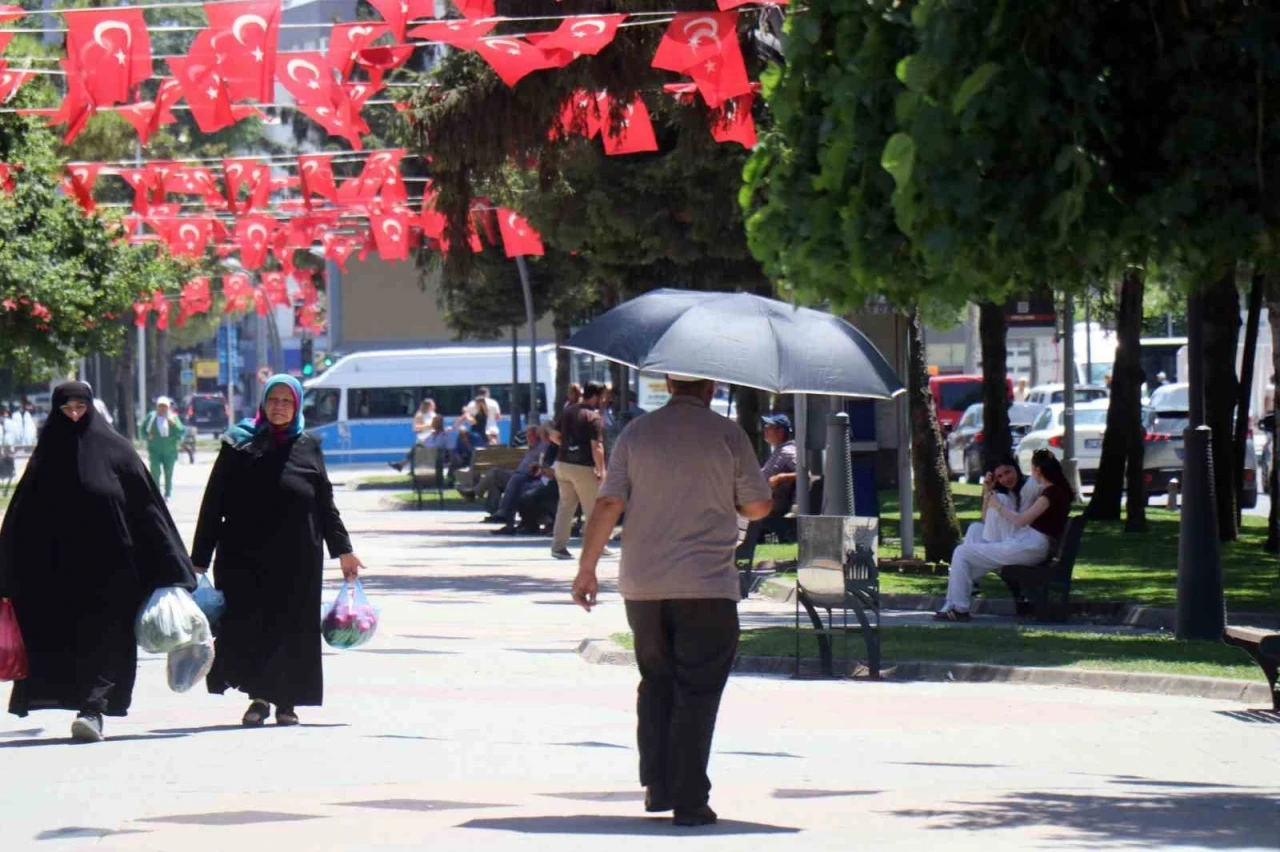 Sakarya’da sıcak hava bunalttı: Gölgelere kaçış başladı
