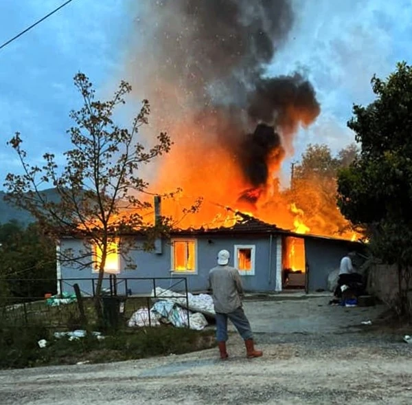 Sakarya’da tek katlı ev alev topuna döndü
