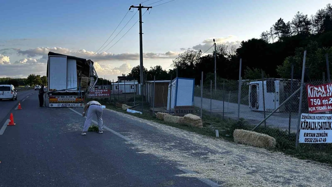 Sakarya&rsquo;da tır ile &ccedil;arpışan iş&ccedil;i midib&uuml;s&uuml; devrildi: 13 yaralı
