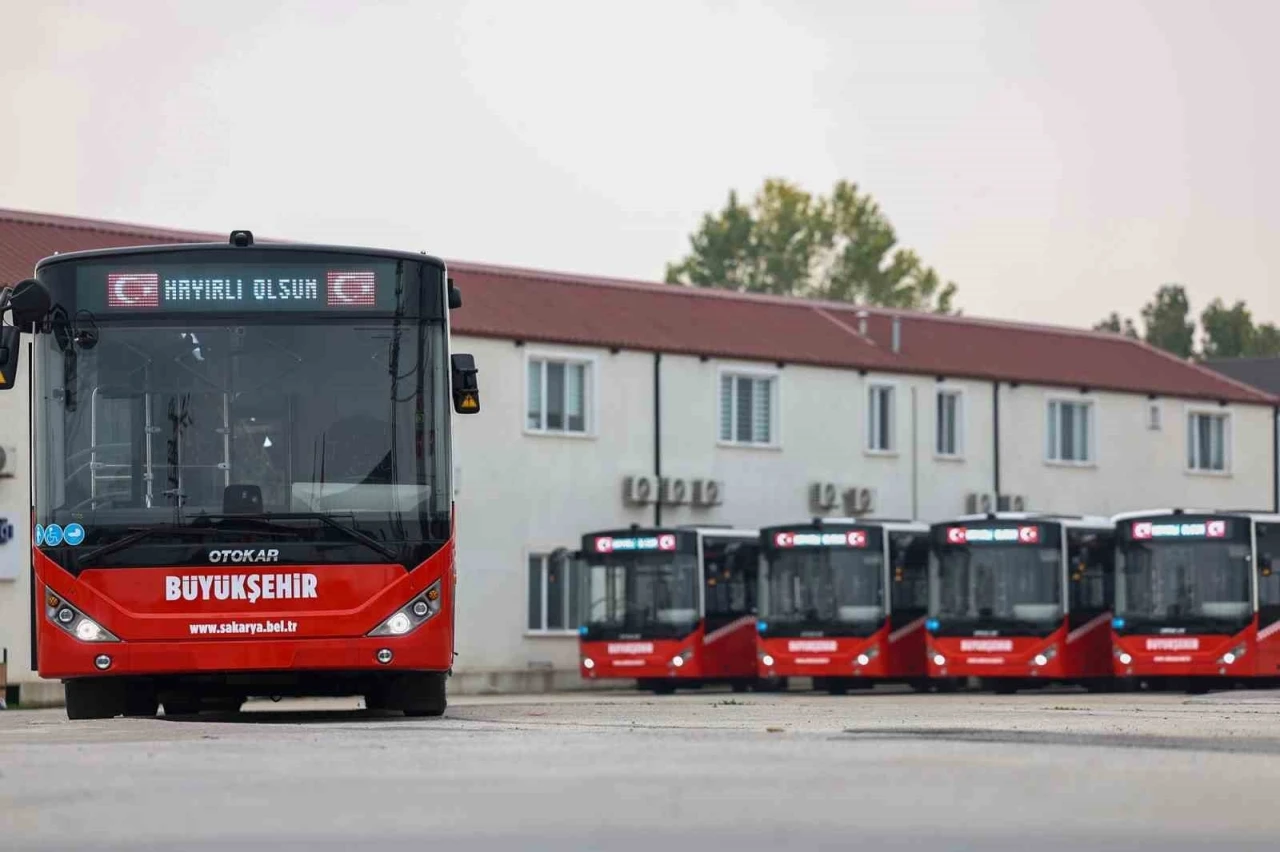 Sakarya&rsquo;da toplu ulaşım filosuna 5 yeni metrob&uuml;s daha eklendi
