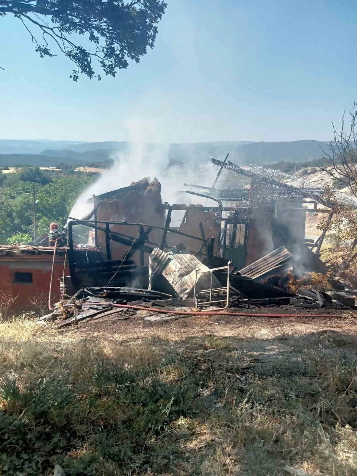 Sakarya’da yangın: Ev, ahır ve samanlık zarar gördü
