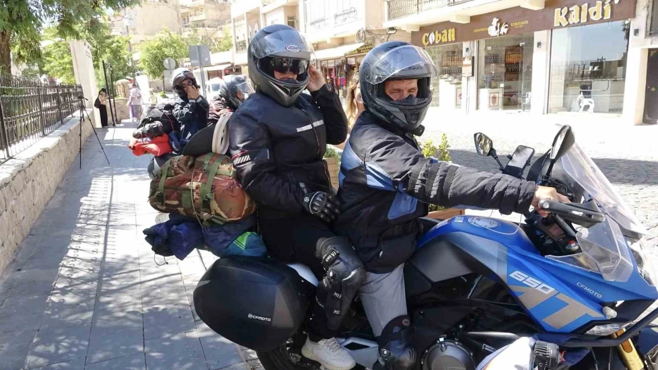 Sakarya’dan motosikletle yola çıkan iki arkadaş, eşleriyle Mardin’e ulaştı

