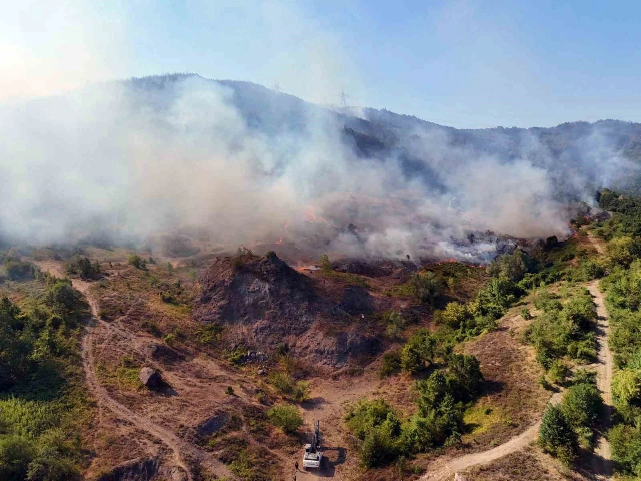 Sakarya-Düzce sınırındaki yangın bölgesi havadan görüntülendi
