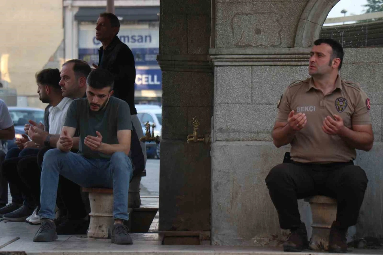 Sakarya ve Kocaeli’de vatandaşlar bayram namazı için camileri doldurdu
