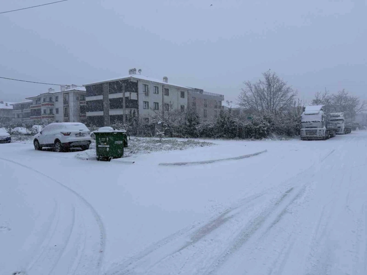 Sakarya yeni yıla karla uyandı: Şehir merkezinde lapa lapa yağıyor
