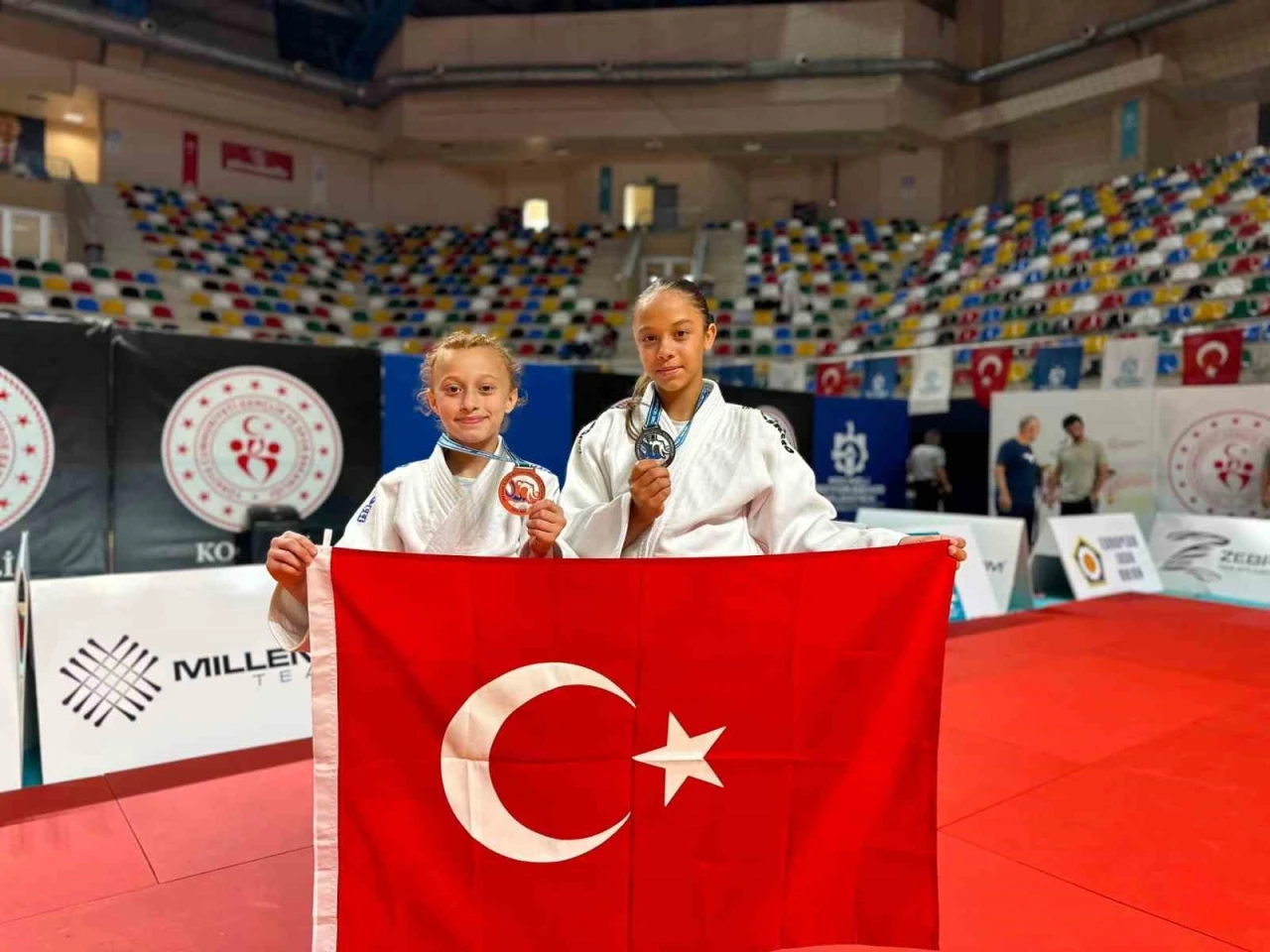 Sakaryalı sporcular Kocaeli&rsquo;den madalyalar ile d&ouml;nd&uuml;
