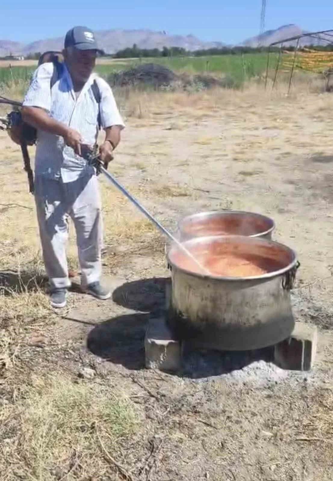 Salçayı ot biçme makinesi ile karıştırdı
