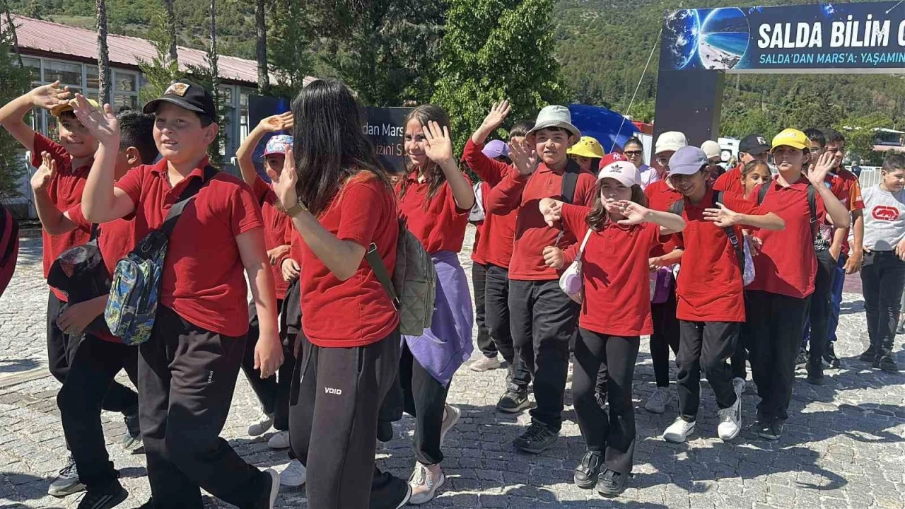 Salda G&ouml;l&uuml; kıyısında bilim ş&ouml;leni: &Ouml;ğrenciler ve bilim insanları bir araya geldi
