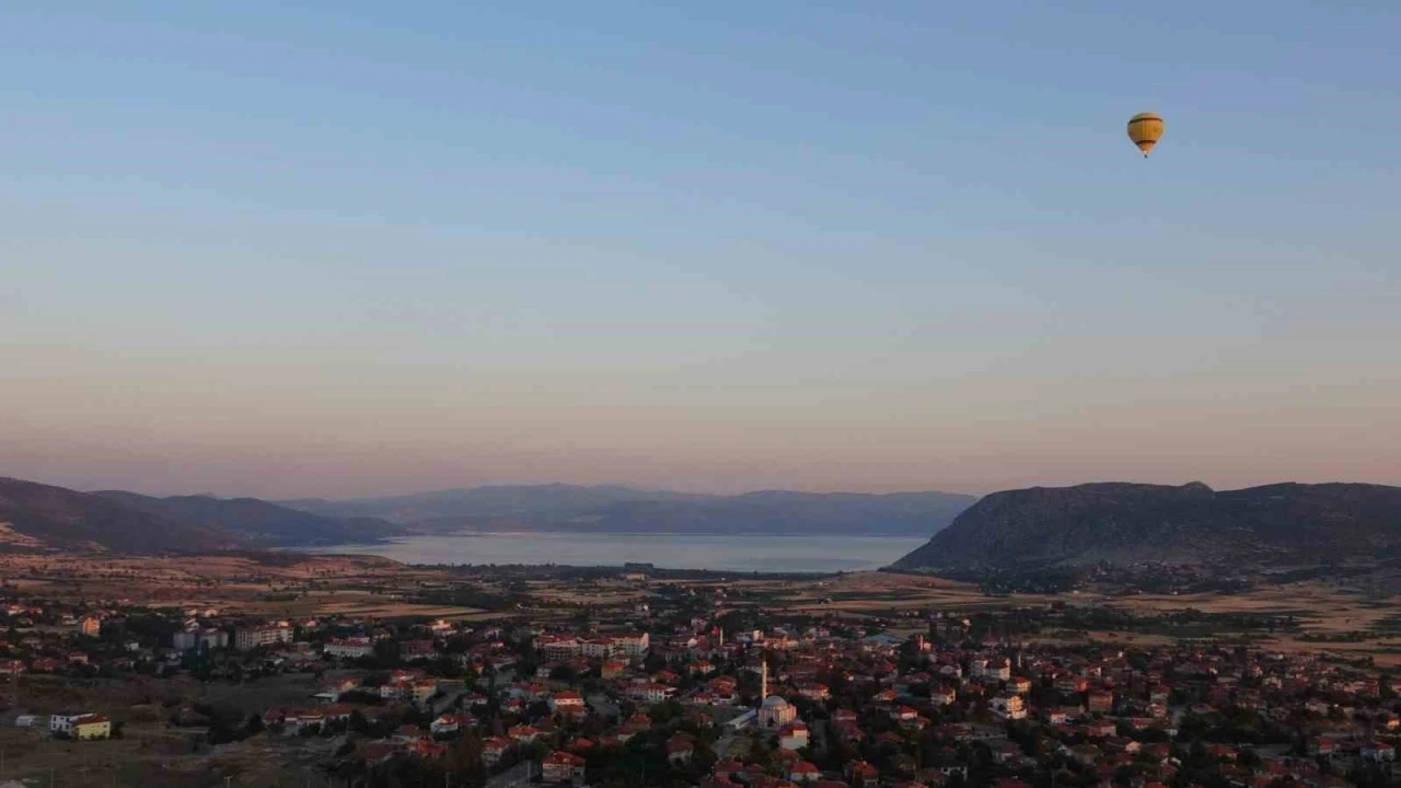 Salda Gölü sıcak hava balonları ve triatlonla turizmin yeni yıldızı olmayı hedefliyor
