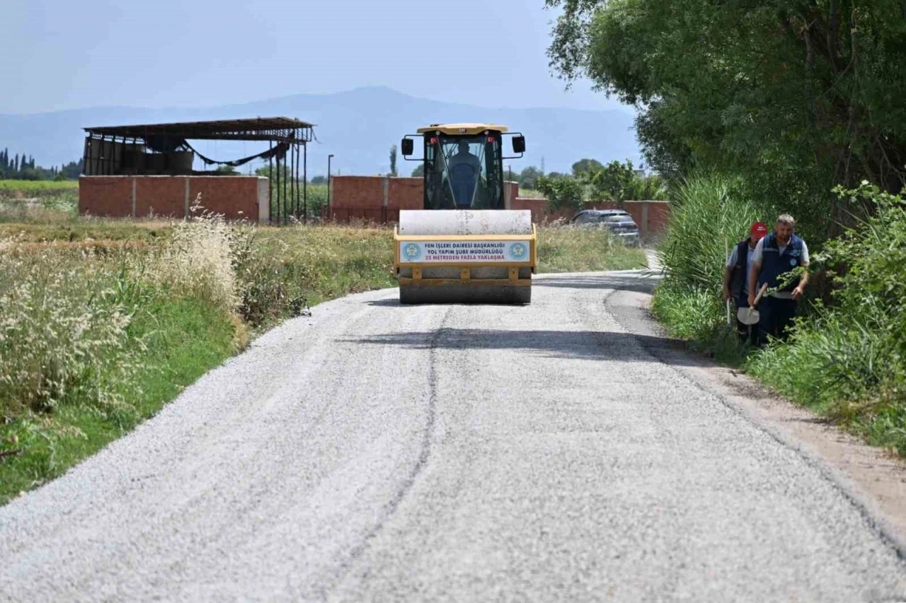 Salihli&rsquo;de 5 mahalleyi bağlayan yol baştan sona yenilendi
