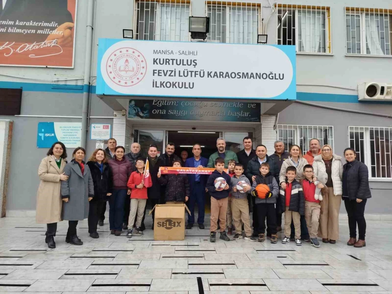 Salihli&rsquo;de Galatasaraylı taraftarlardan eğitime spor malzemesi desteği
