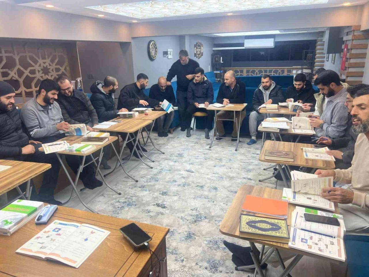 Salihli&rsquo;de gen&ccedil;lerin Arap&ccedil;a &ouml;ğrenme merakı kursa d&ouml;n&uuml;şt&uuml;
