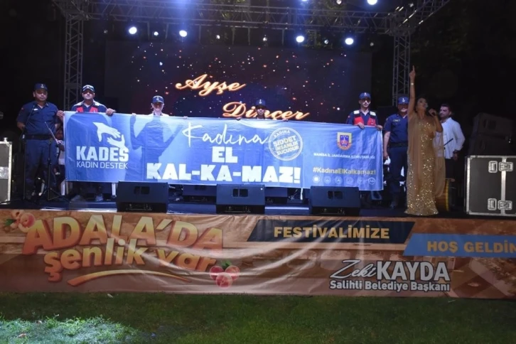 Salihli’de jandarma ekiplerinden ’Kadına El Kalkmaz” farkındalığı