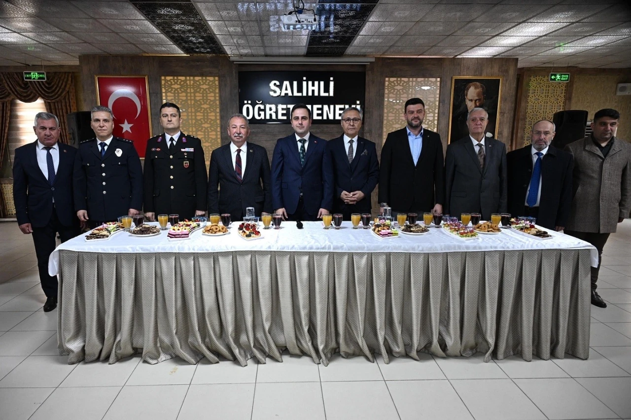 Salihli&rsquo;de protokol ve vatandaşlar bayramlaştı

