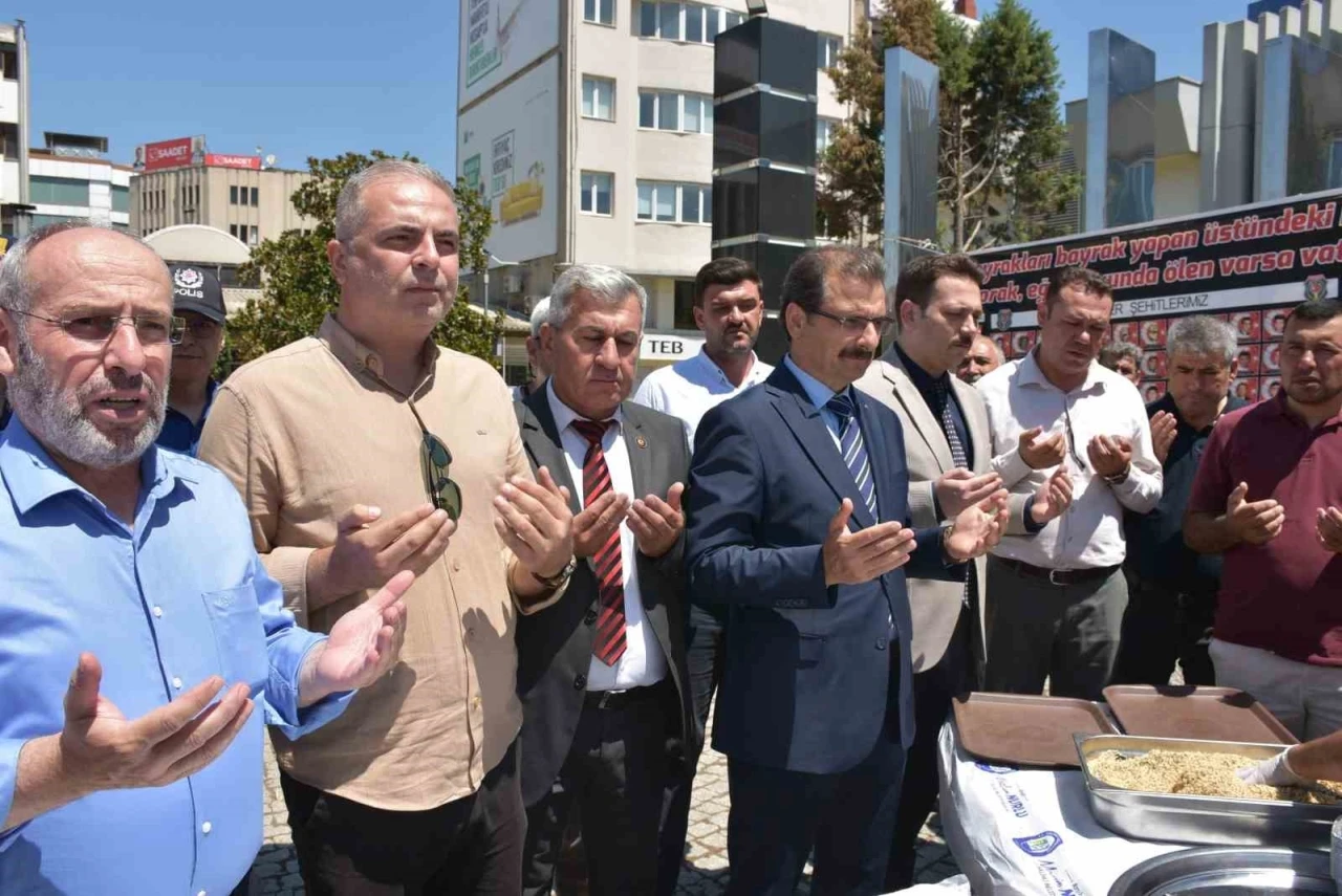 Salihli&rsquo;de şehit aileleri aşure geleneğini s&uuml;rd&uuml;rd&uuml;

