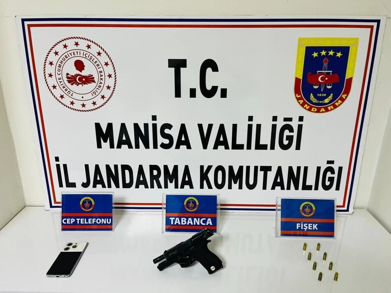 Salihli’de şüpheliden ruhsatsız tabanca ve mermi çıktı
